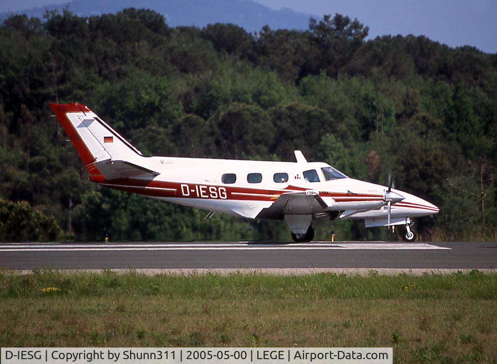 D-IESG, 1975 Beech B-60 Duke C/N P-341, Ready to take off rwy 20