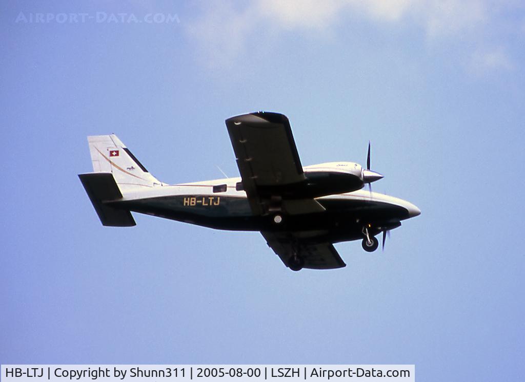 HB-LTJ, 2001 Piper PA-34-220T Seneca V C/N 3449226, Landing rwy 14
