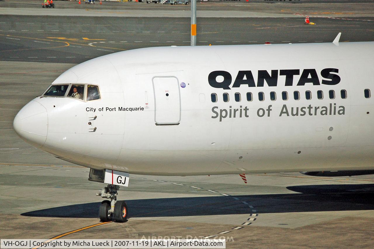 VH-OGJ, 1991 Boeing 767-338/ER C/N 25274, Arriving in Auckland