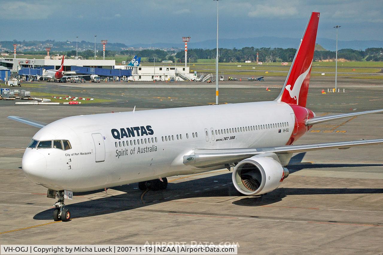 VH-OGJ, 1991 Boeing 767-338/ER C/N 25274, Arriving in Auckland
