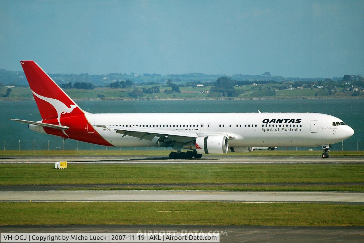 VH-OGJ, 1991 Boeing 767-338/ER C/N 25274, Just landed, thrust reversers deployed