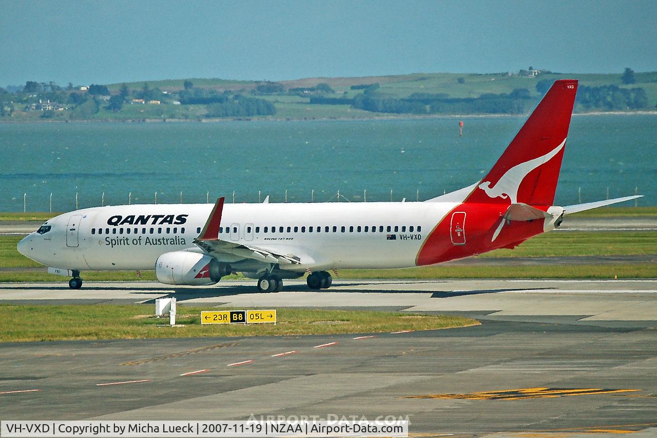 VH-VXD, 2001 Boeing 737-838 C/N 29552, Rolling to the runway