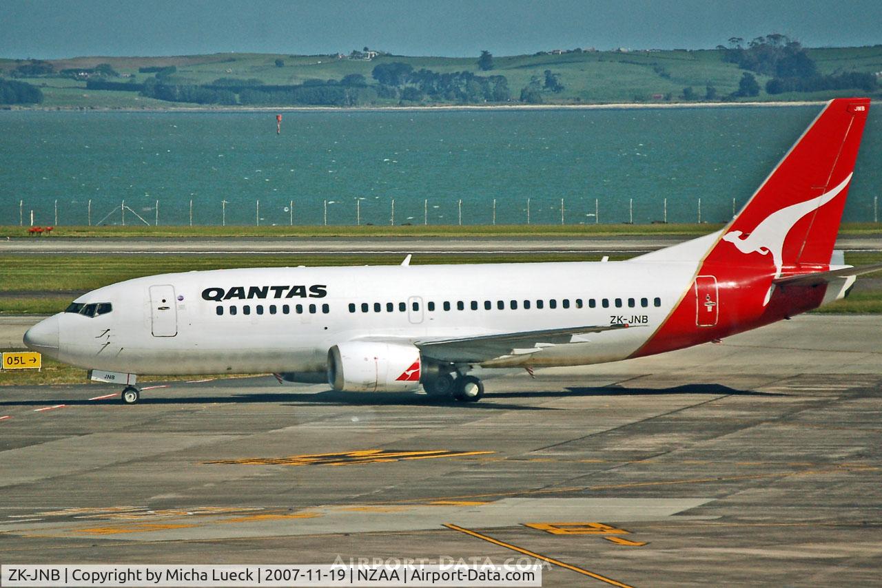 ZK-JNB, 1987 Boeing 737-376 C/N 23491, Taxiing to the gate