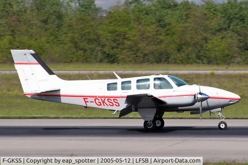 F-GKSS, 1971 Beech 58 Baron C/N TH-154, landing on rwy 16