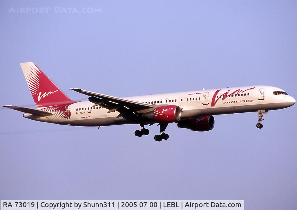 RA-73019, 1993 Boeing 757-230 C/N 26436, Landing rwy 25R