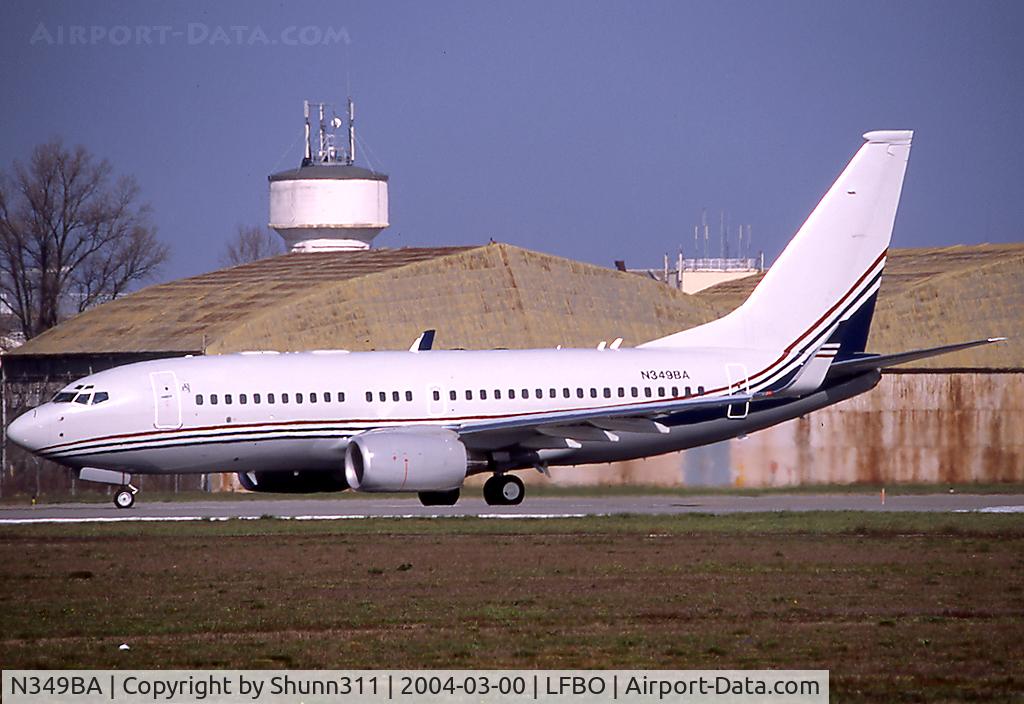 N349BA, 2000 Boeing 737-73Q C/N 30789, Line up rwy 32R for departure