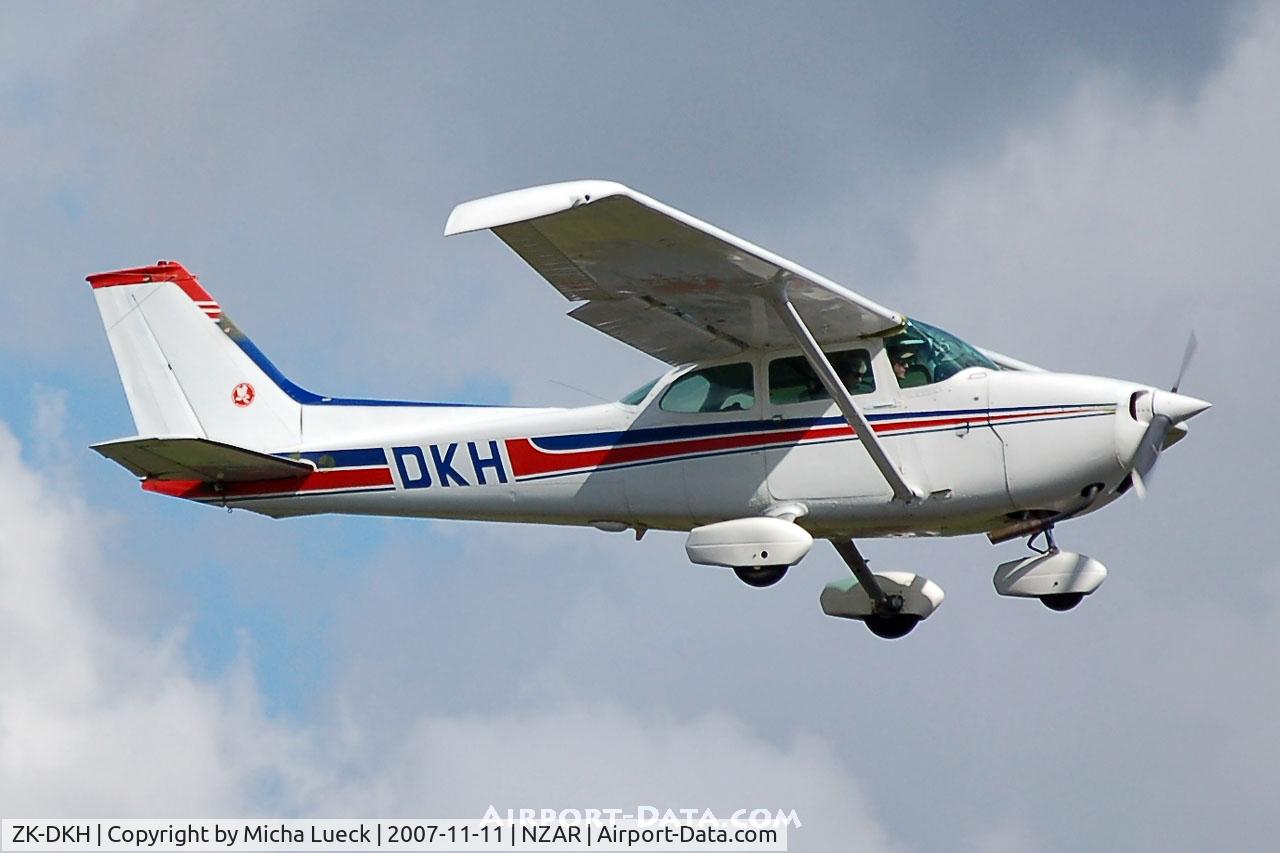 ZK-DKH, Cessna 172M C/N 17261709, Fly-by
