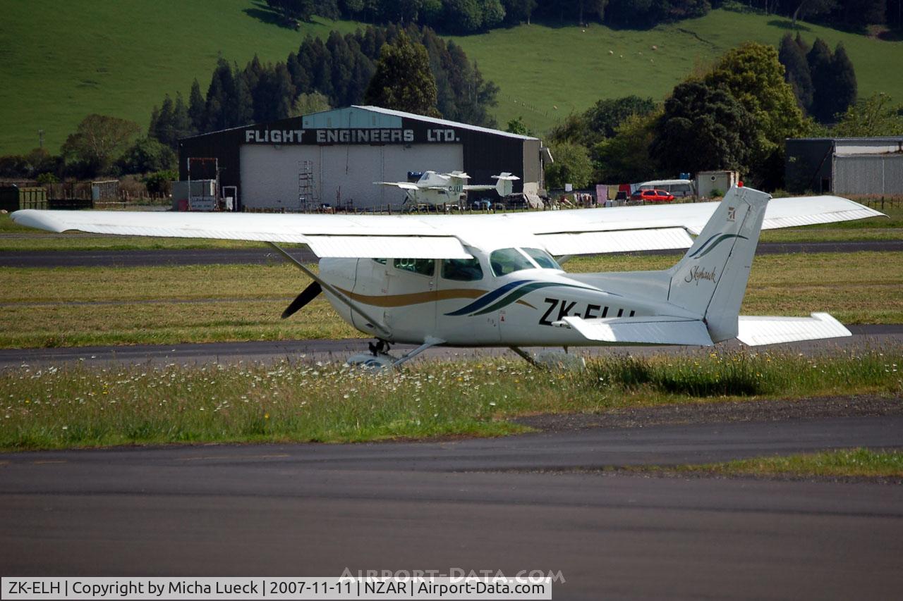 ZK-ELH, Cessna 172N C/N 17270955, At Ardmore