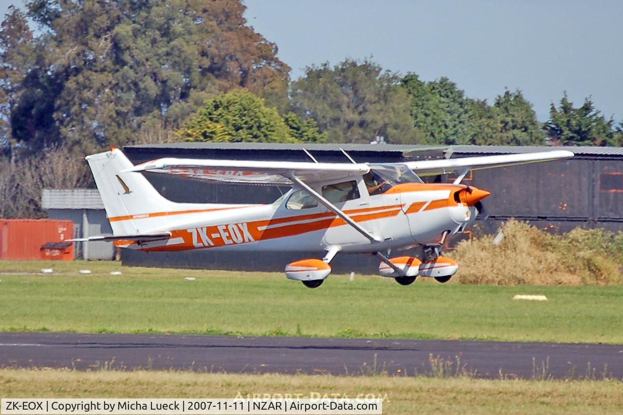 ZK-EOX, Cessna 172N C/N 17272561, Taking off