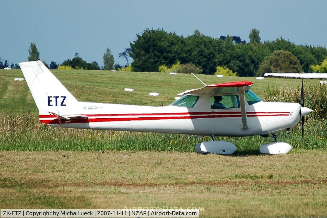 ZK-ETZ, Cessna 152 C/N 15285049, Taxiing on grass
