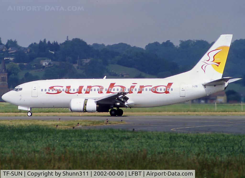 TF-SUN, 1986 Boeing 737-3Q8 C/N 23535, Landed rwy 20 and taxiing to the terminal