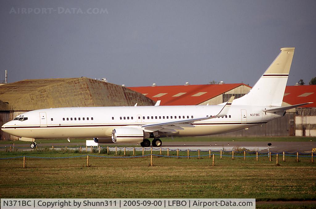 N371BC, 2001 Boeing 737-8EF/W BBJ C/N 32971, Line up rwy 32R for departure