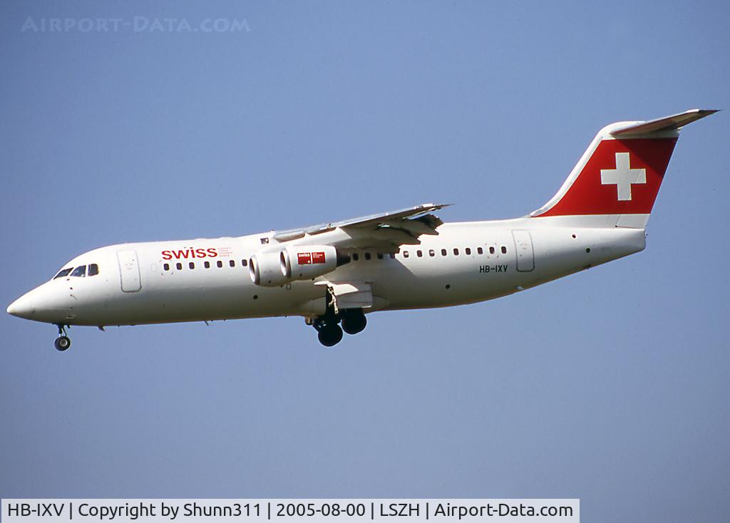 HB-IXV, 1995 British Aerospace Avro 146-RJ100 C/N E3274, Landing rwy 14