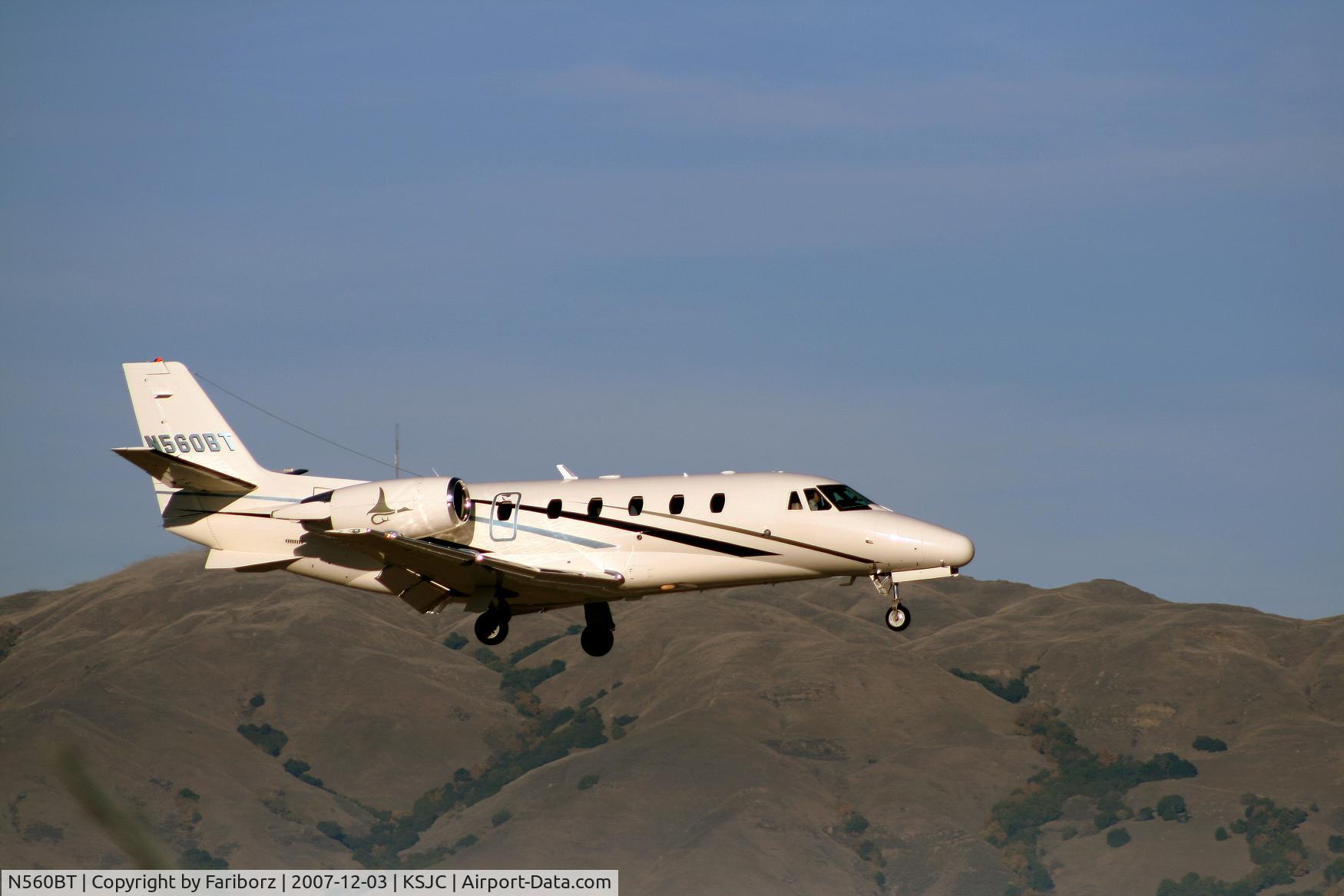 N560BT, 1999 Cessna 560XL C/N 560-5031, Short final RWY12R