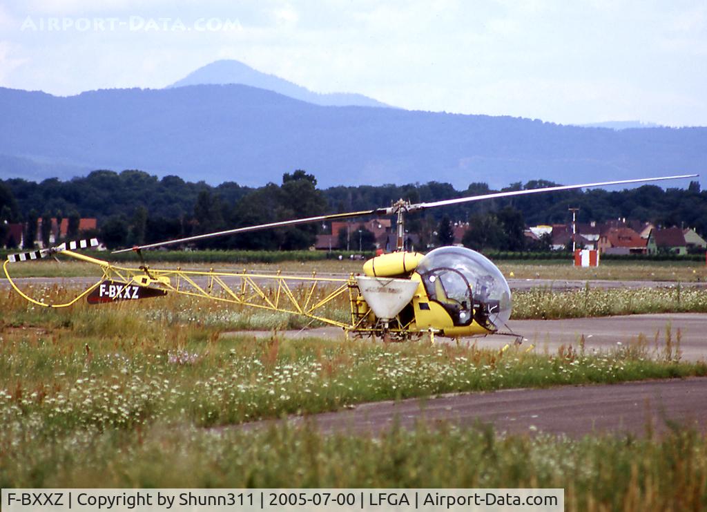 F-BXXZ, Bell 47G-2 C/N 1636, Parked at the airfield