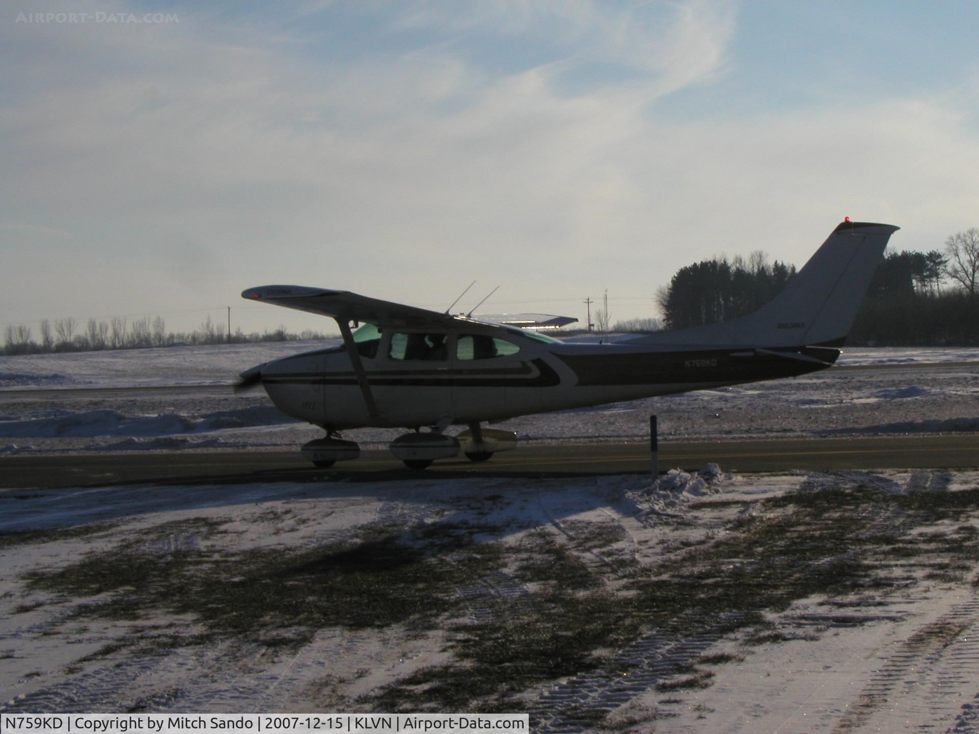 N759KD, 1977 Cessna 182Q Skylane C/N 18266047, Taxiing to Runway 30.
