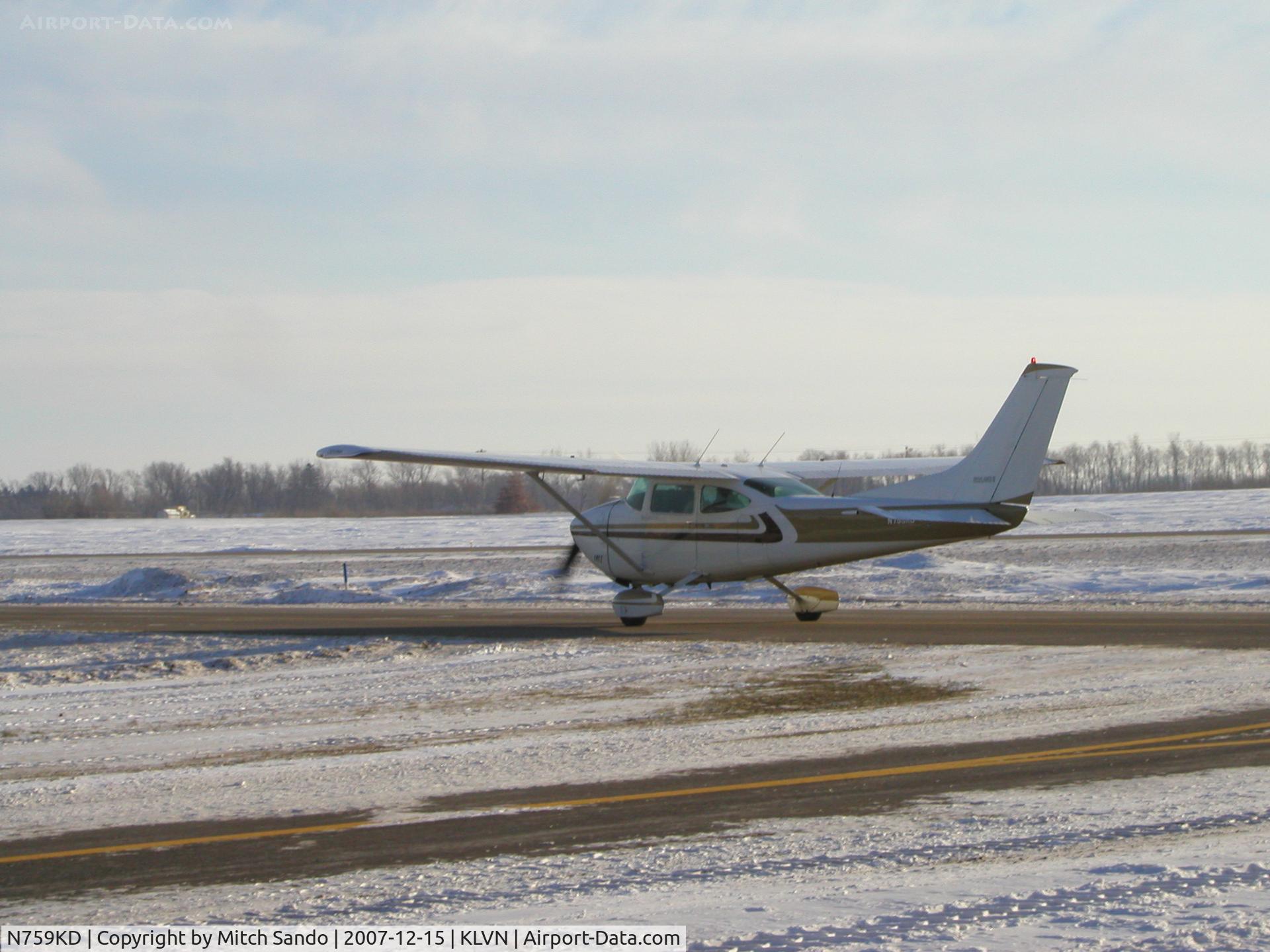 N759KD, 1977 Cessna 182Q Skylane C/N 18266047, Taxiing to Runway 30.