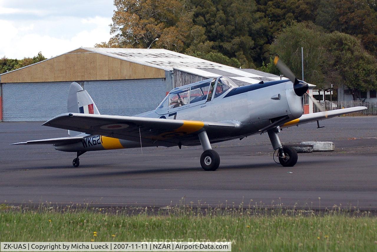 ZK-UAS, 1952 De Havilland DHC-1 Chipmunk 22 C/N C1/0633, Taxiing to the runway