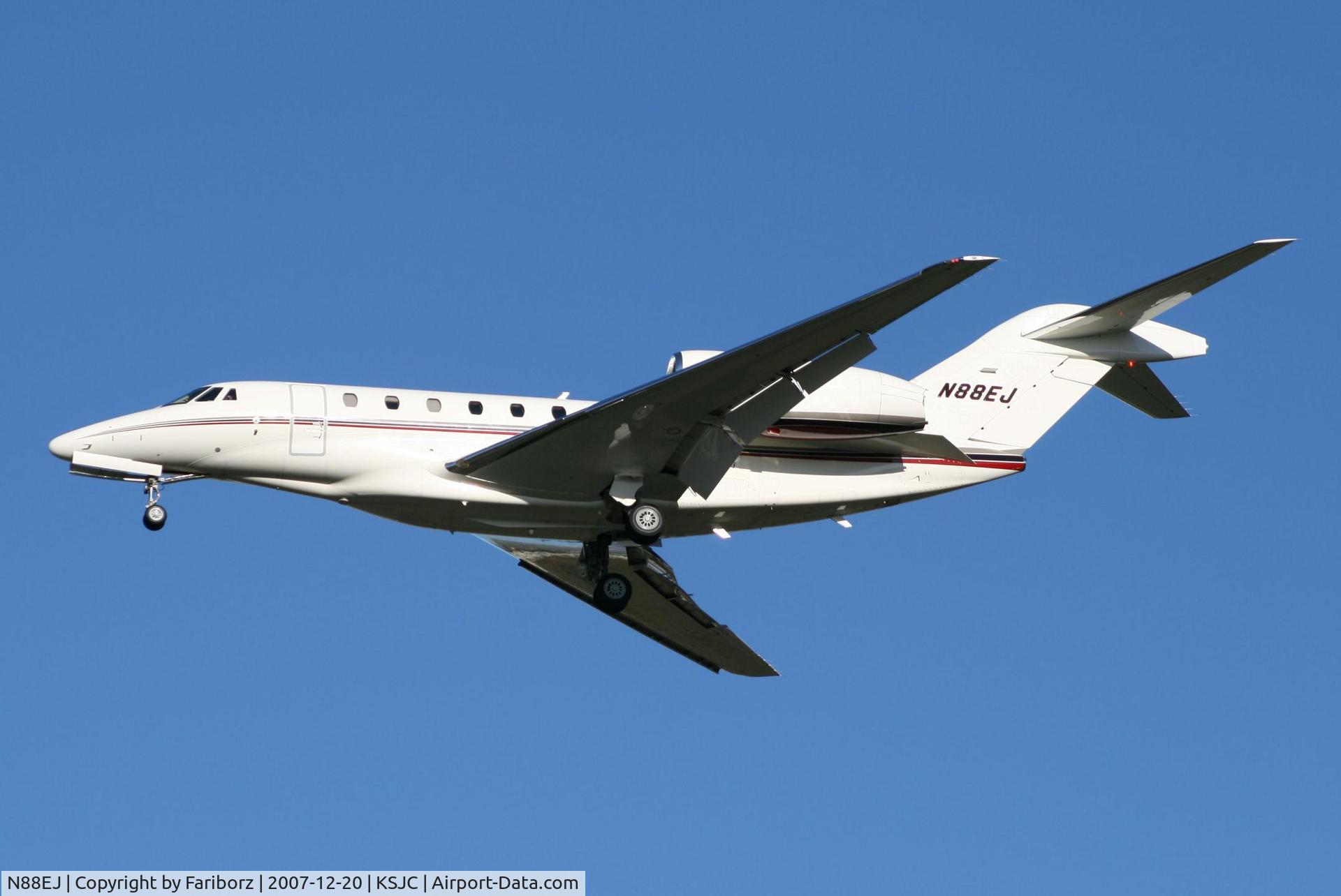 N88EJ, 1999 Cessna 750 Citation X C/N 750-0088, Short final RWY 30R