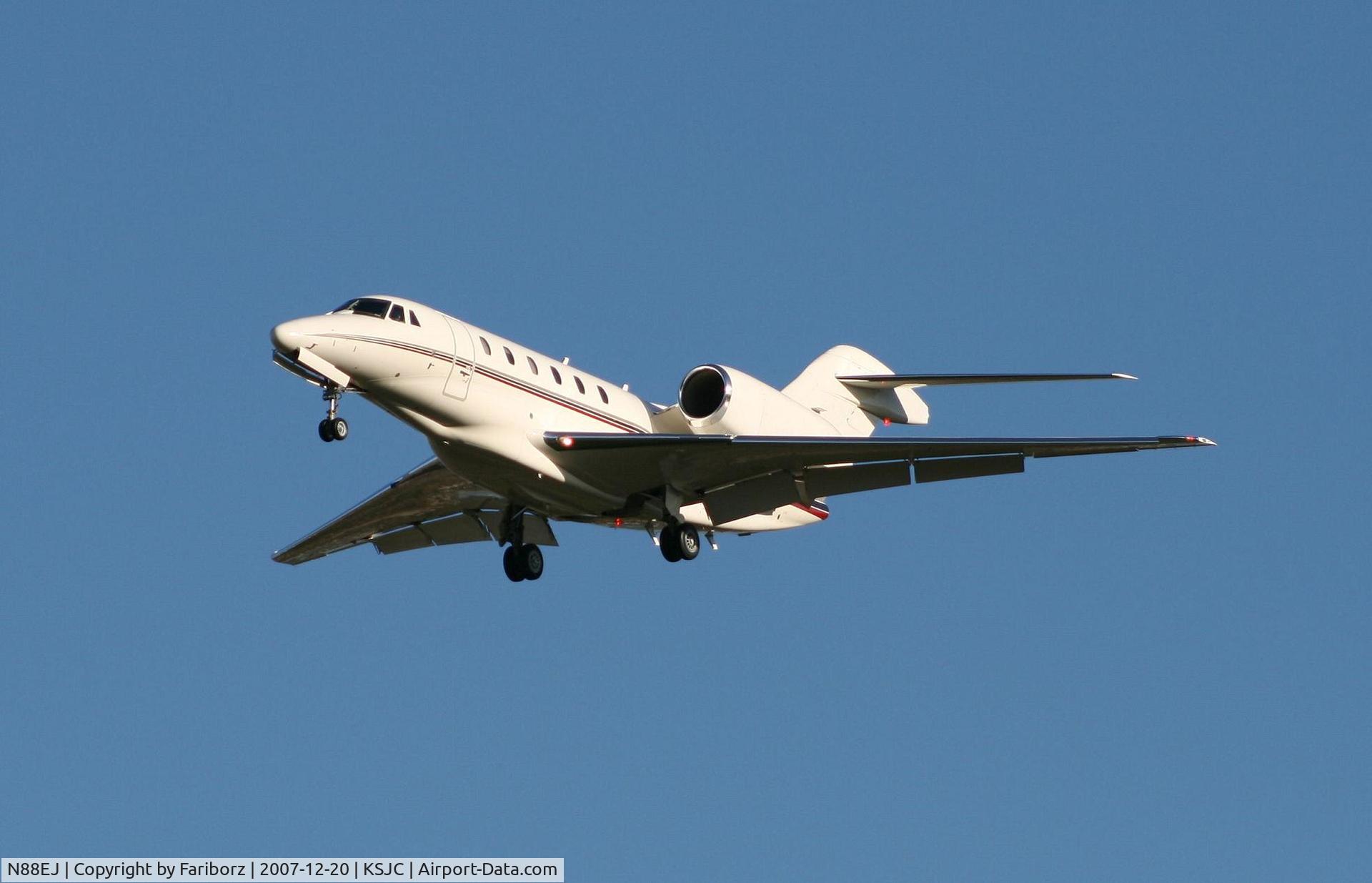 N88EJ, 1999 Cessna 750 Citation X C/N 750-0088, Short final RWY 30R