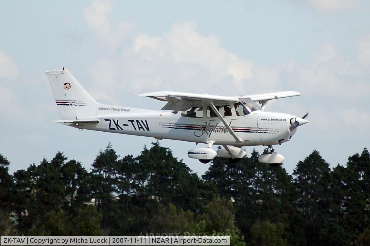 ZK-TAV, Cessna 172R C/N 17280654, On short finals