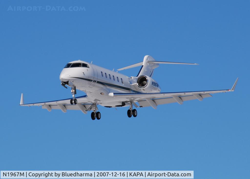 N1967M, 2005 Bombardier Challenger 300 (BD-100-1A10) C/N 20040, Approach to 17L