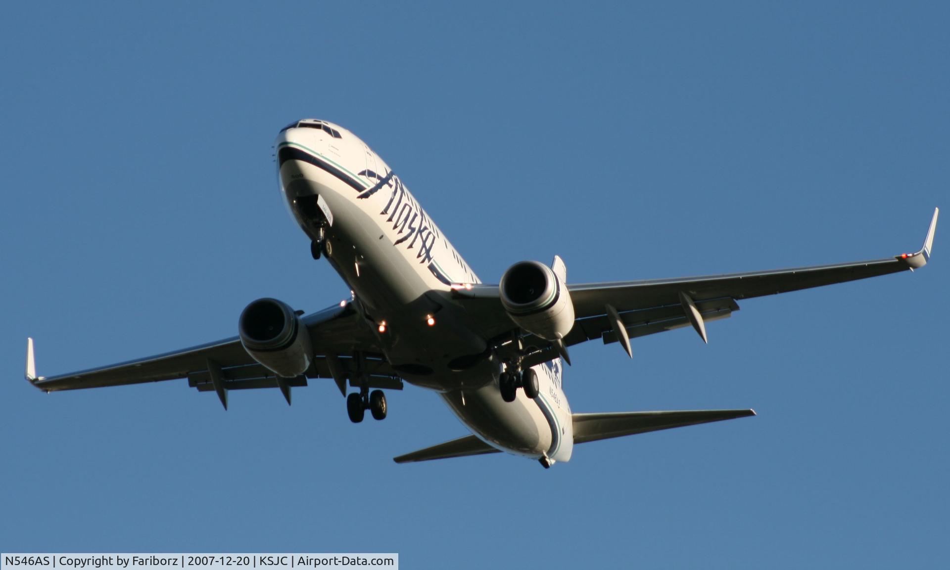 N546AS, 2005 Boeing 737-890 C/N 30022, Short final RWY 30R