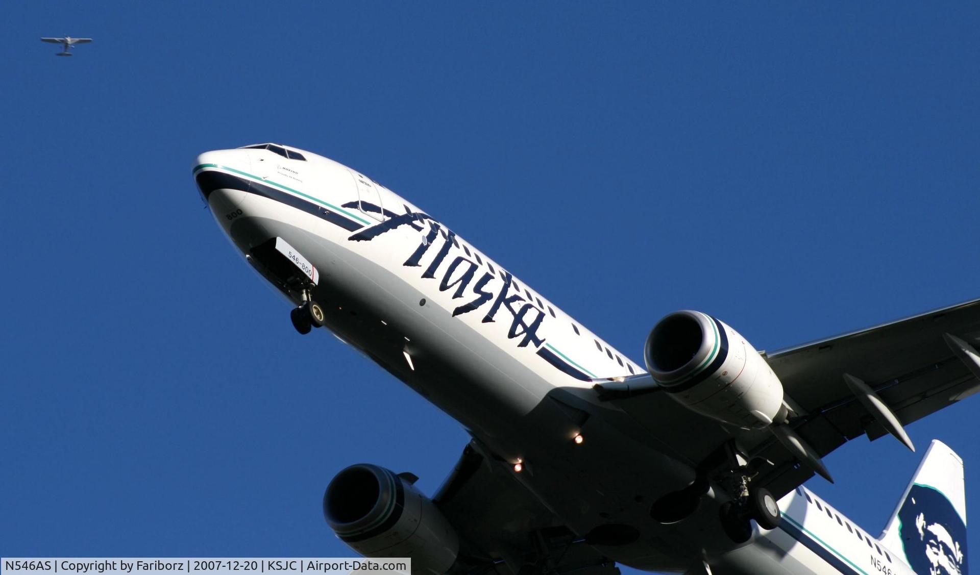 N546AS, 2005 Boeing 737-890 C/N 30022, Short final RWY 30R