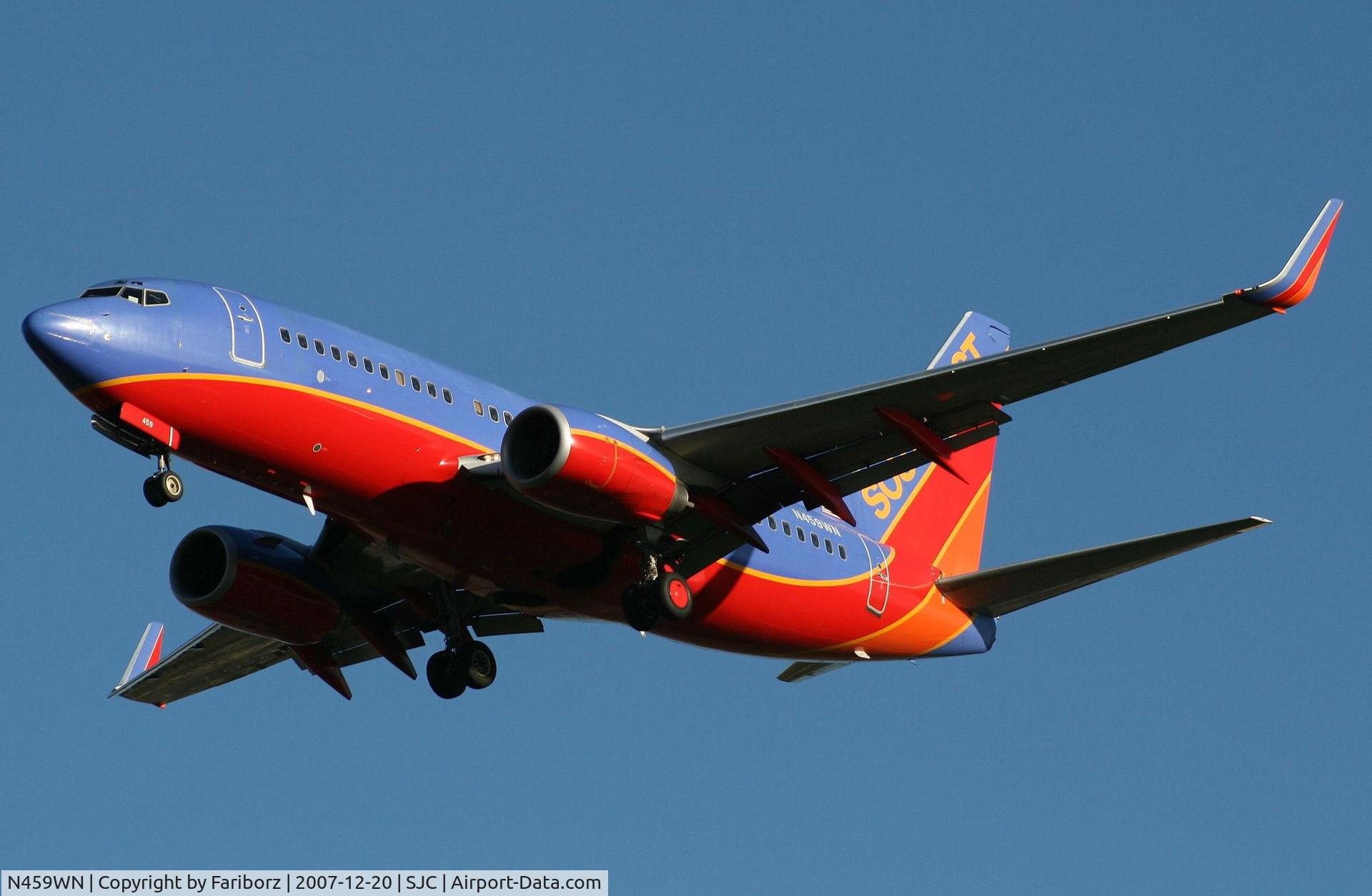 N459WN, 2004 Boeing 737-7H4 C/N 32497, Short final RWY 30R