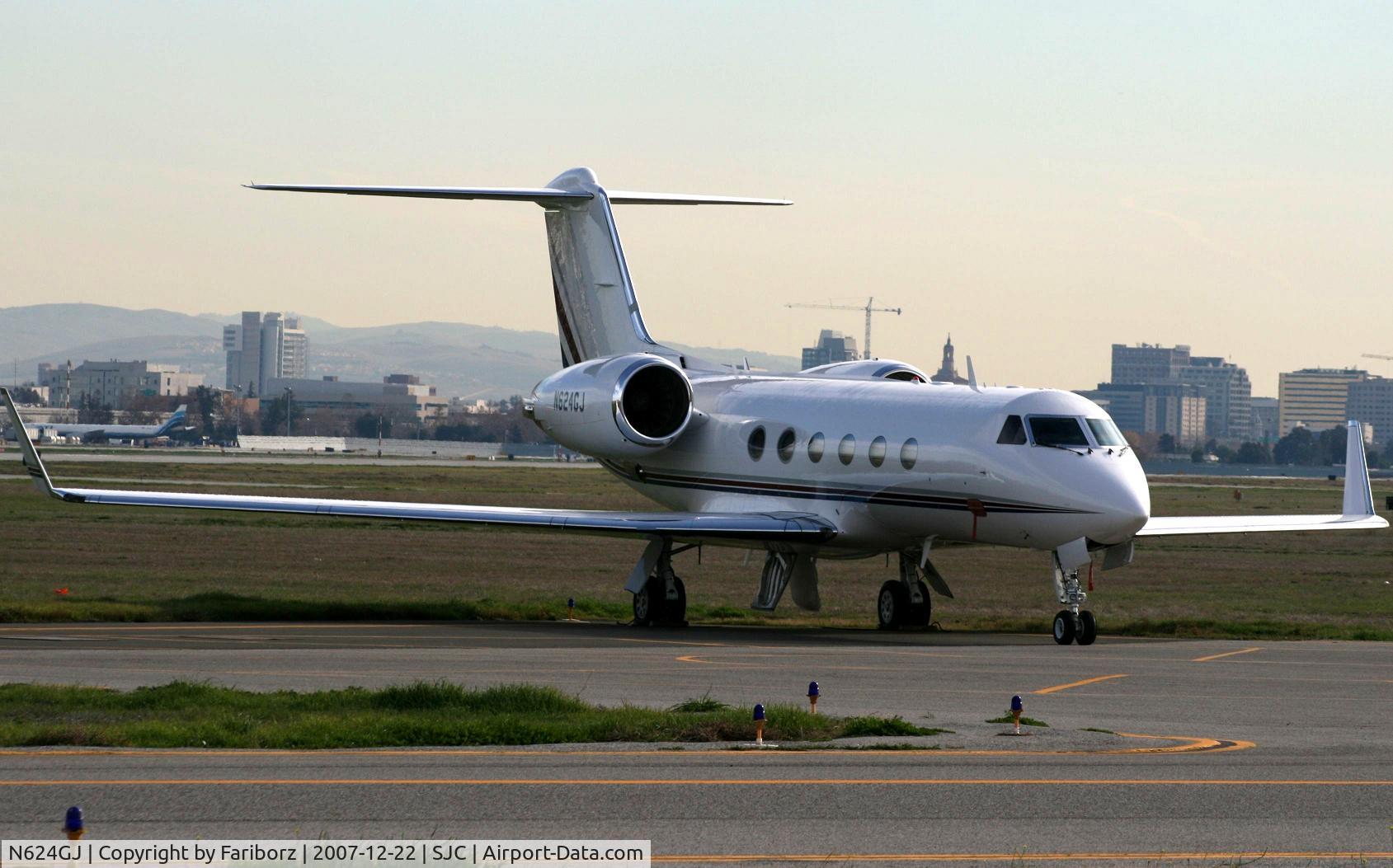 N624GJ, 1995 Gulfstream Aerospace G-IV C/N 1267, Parked at jet center