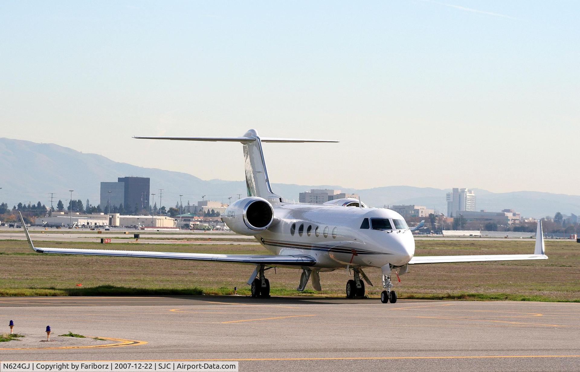 N624GJ, 1995 Gulfstream Aerospace G-IV C/N 1267, Parked at jet center