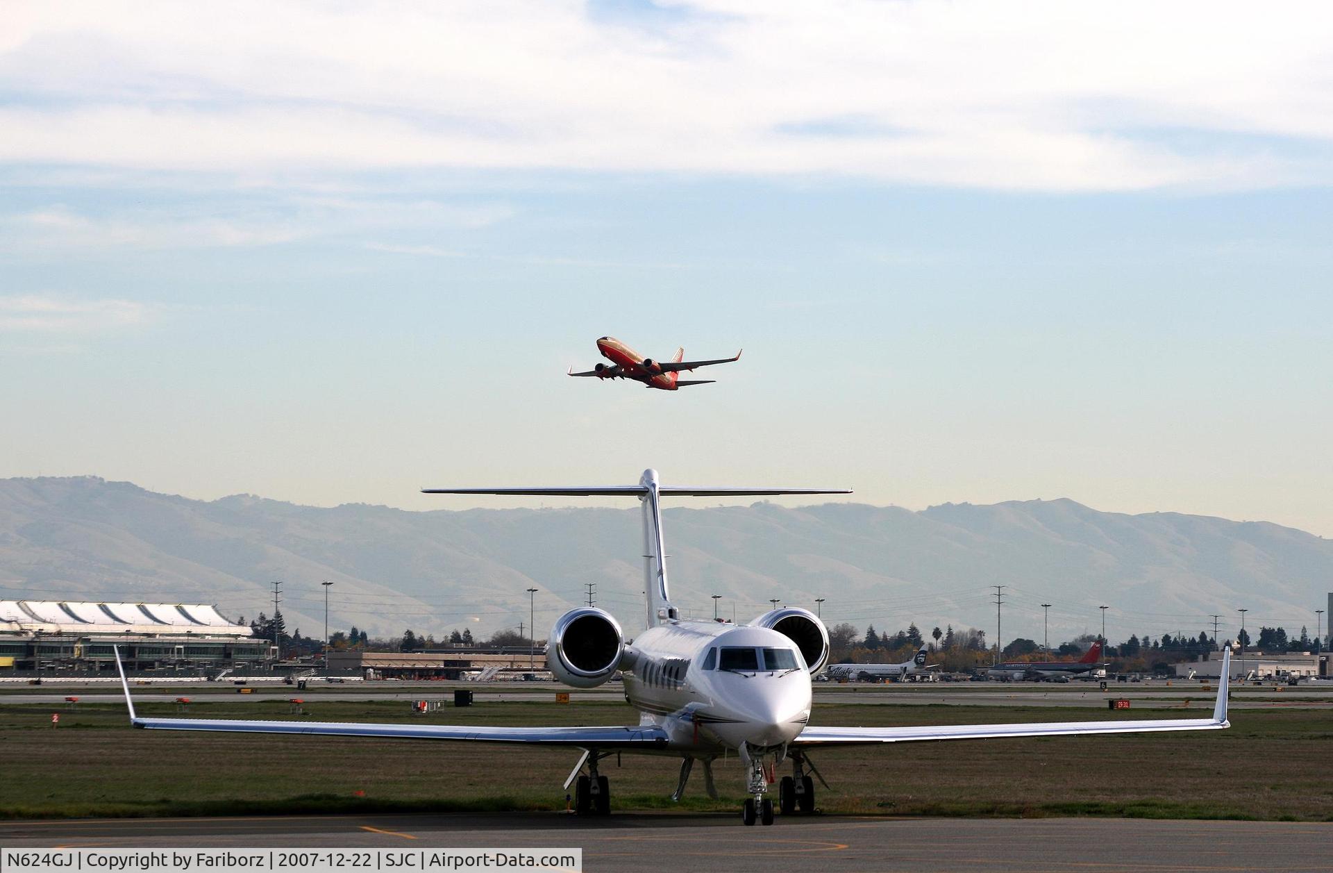 N624GJ, 1995 Gulfstream Aerospace G-IV C/N 1267, Parked at jet center