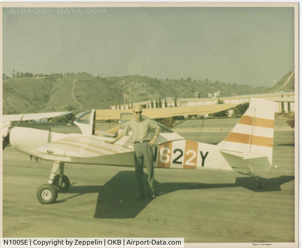 N100SE, 1971 Stephens Akro C/N RM-1, Robert McNany (builder) standing in front, N622Y was original Tail#