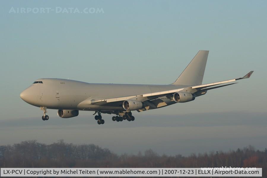 LX-PCV, 1999 Boeing 747-4R7F/SCD C/N 29732, Cargolux about to touch down on runway 26 - Note the Cargolux small logo on the winglet