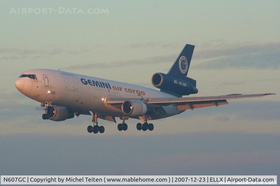 N607GC, 1978 McDonnell Douglas DC-10-30 C/N 46978, Gemini Air Cargo landing on runway 26 just before dawn