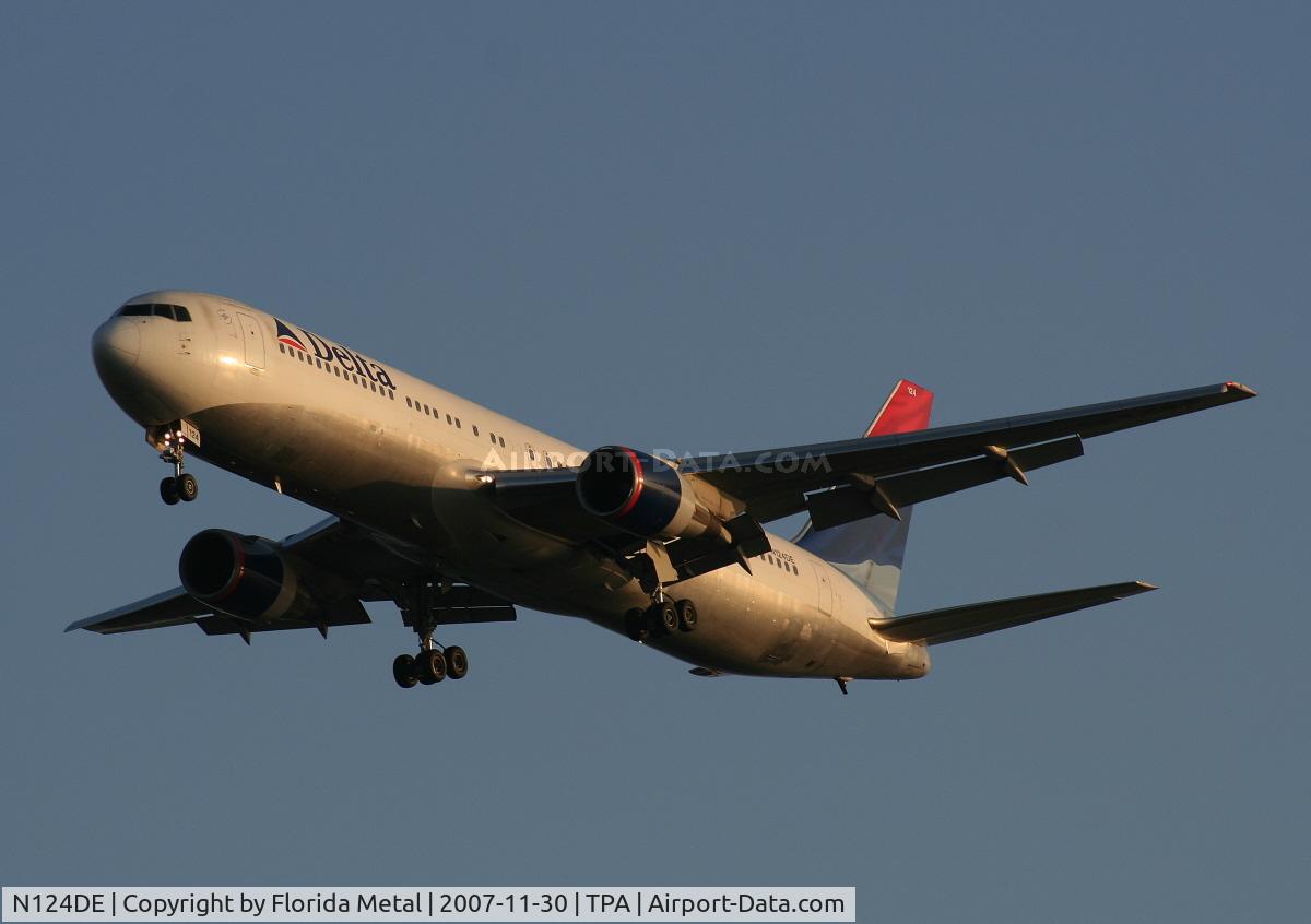 N124DE, 1987 Boeing 767-332 C/N 23438, Delta