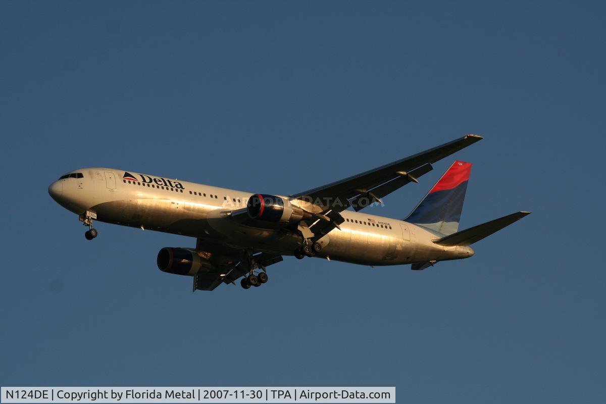 N124DE, 1987 Boeing 767-332 C/N 23438, Delta