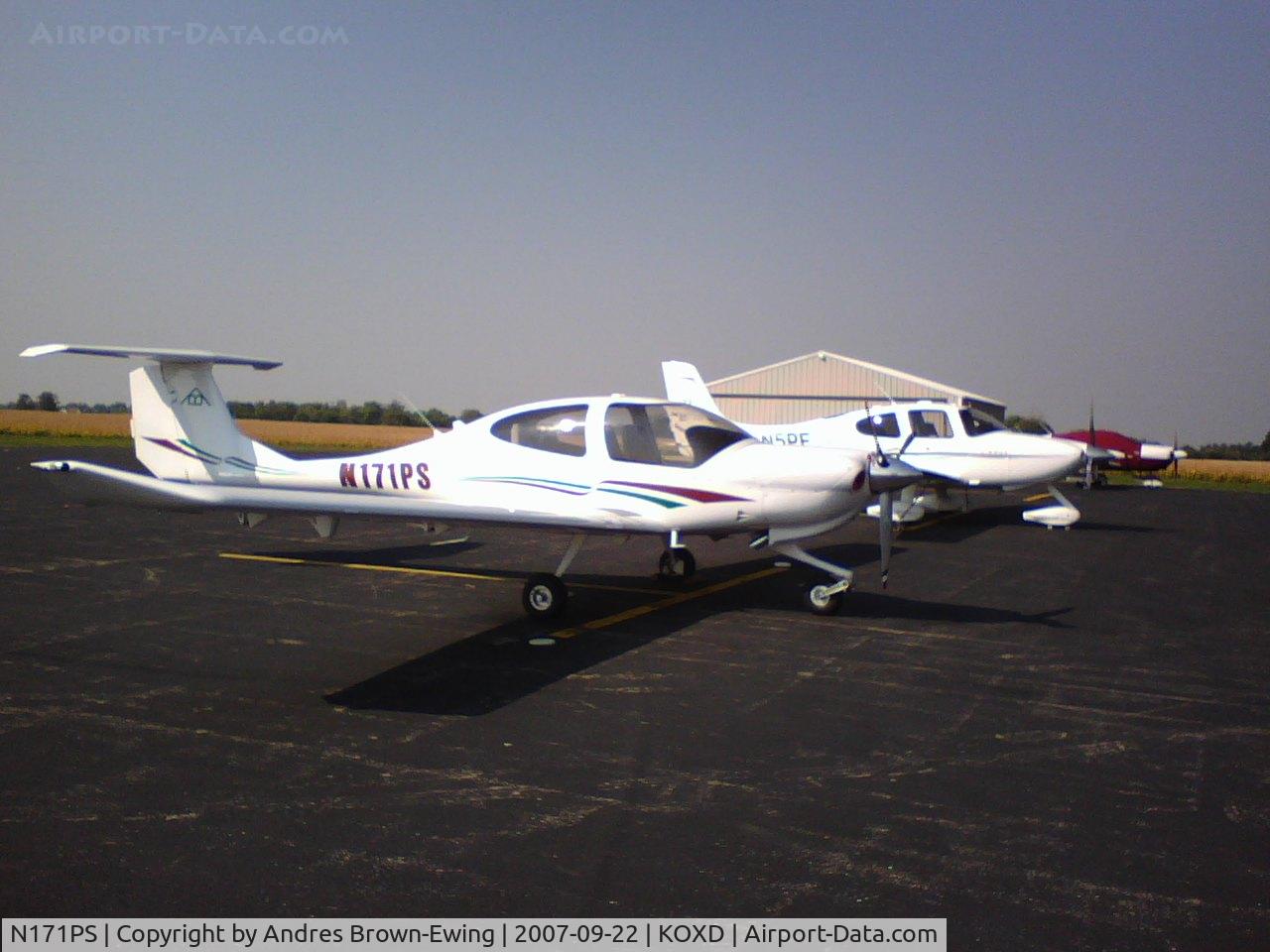 N171PS, 2007 Diamond DA-40 Diamond Star C/N 40.701, nice Star...a Cirrus SR-22GTS (N5PF) is parked right next to it with a Cherokee at the end of the line.