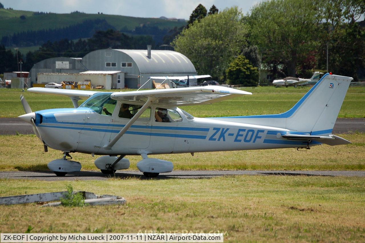 ZK-EOF, Cessna 172N C/N 17271798, Taxiing to the runway