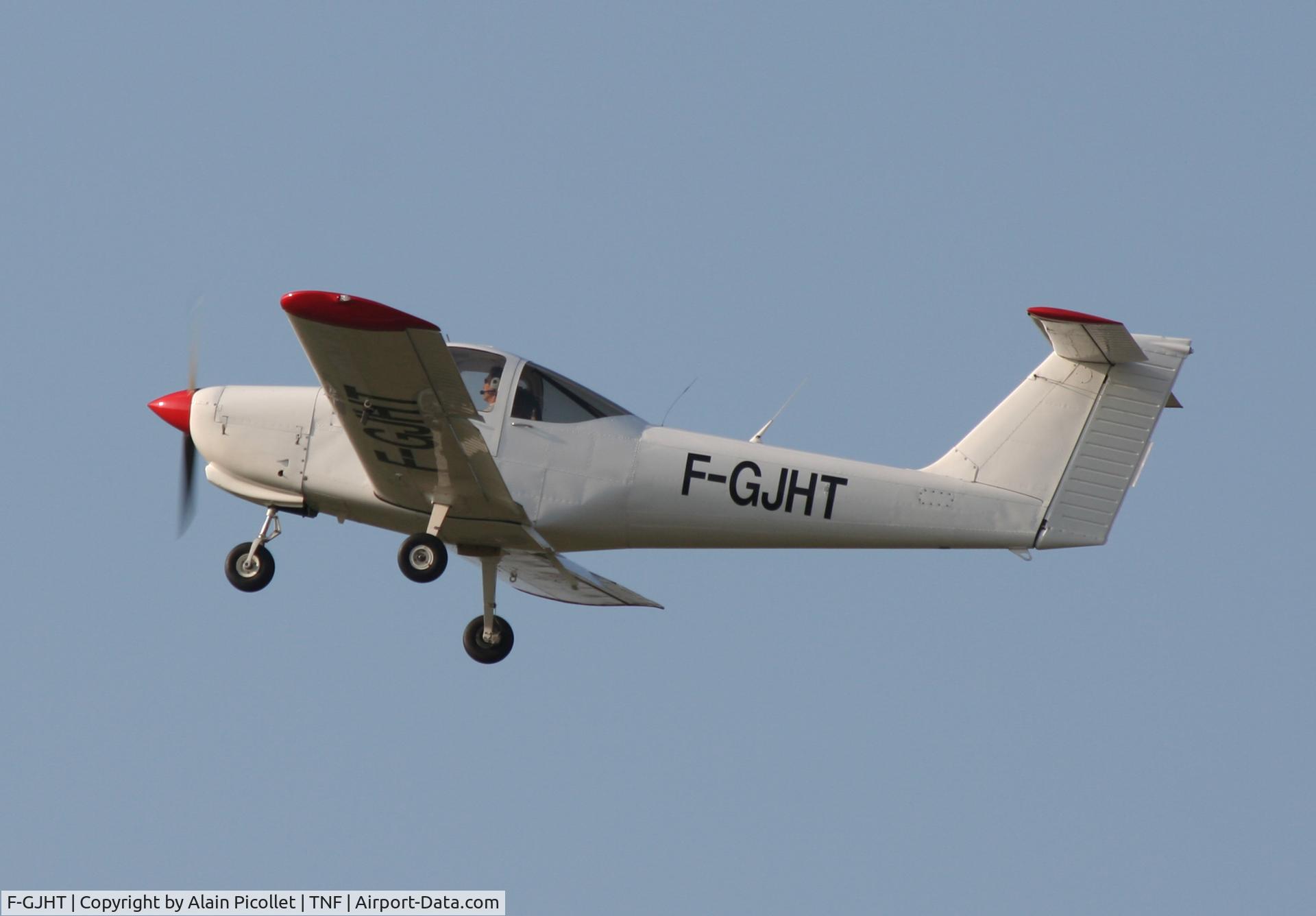 F-GJHT, Piper PA-38-112 Tomahawk Tomahawk C/N 38-79A0278, flying shoot