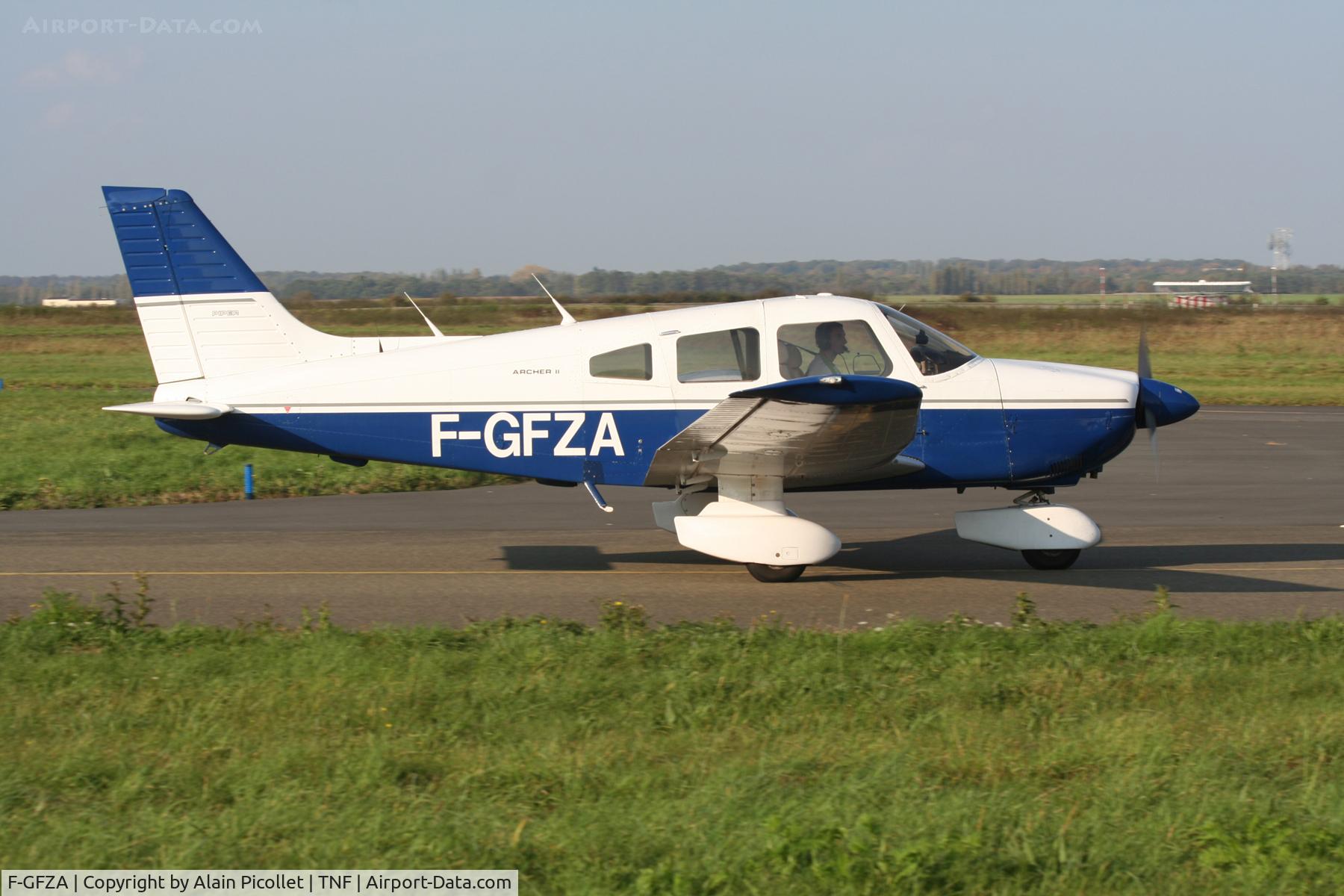 F-GFZA, Piper PA-28-181 Archer II C/N 28-8390074, side shoot