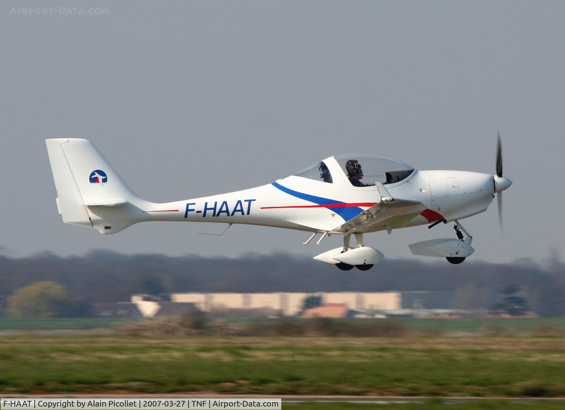 F-HAAT, Aquila A210 (AT01) C/N AT01-130, landing shoot
