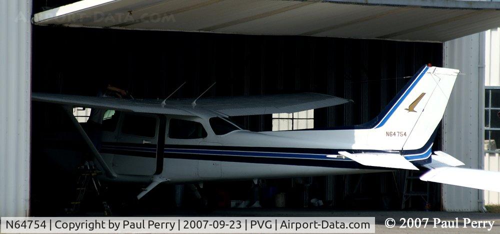 N64754, 1982 Cessna 172P C/N 17275617, Prep time in the hangar