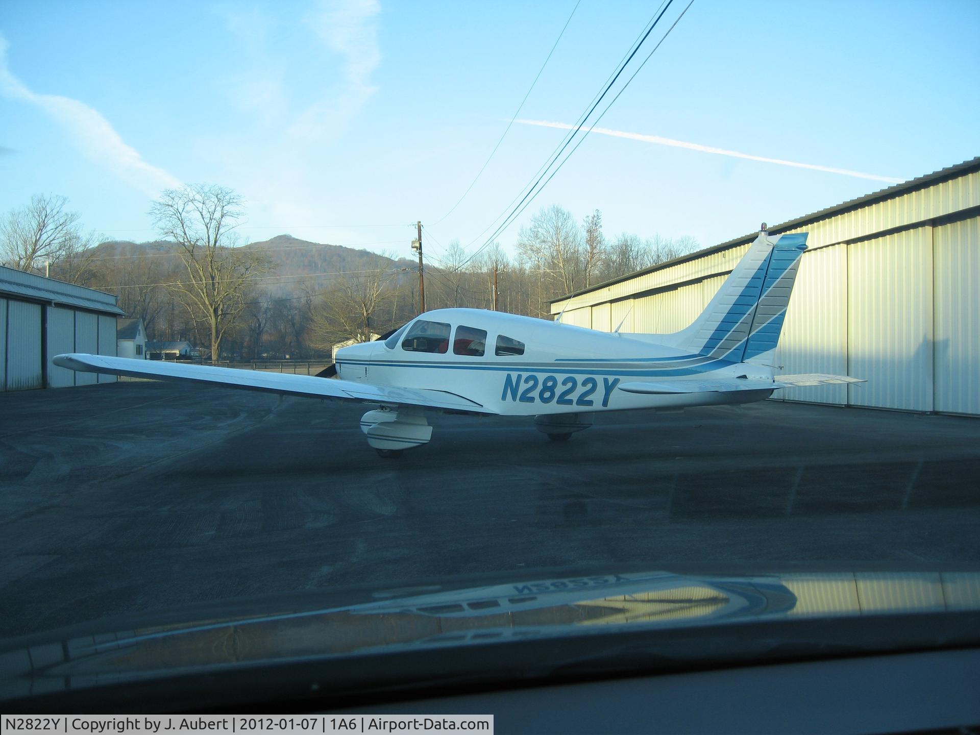 N2822Y, 1979 Piper PA-28-181 C/N 28-7990471, Middlesboro, KY T Hanger