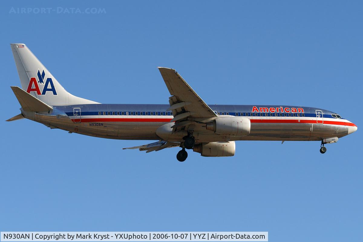 N930AN, 2000 Boeing 737-823 C/N 29529, Short final for RWY24R.