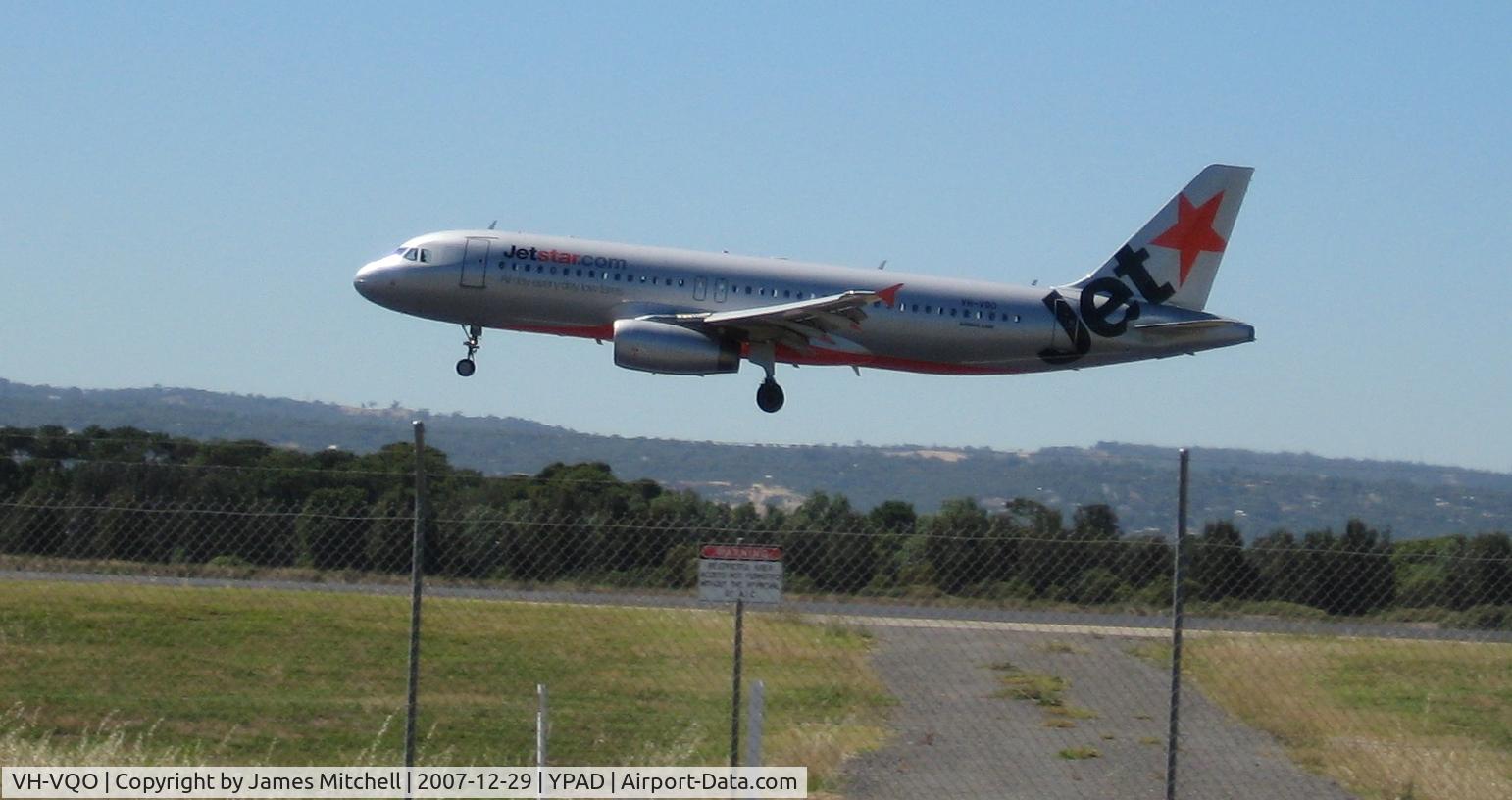 VH-VQO, 2000 Airbus A320-232 C/N 2587, Landing Rwy 05