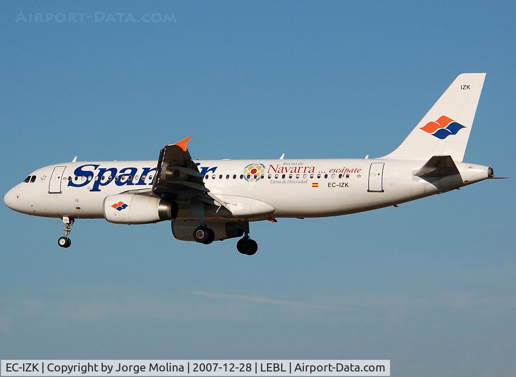 EC-IZK, 2004 Airbus A320-232 C/N 2223, Clear to land RWY 25R.