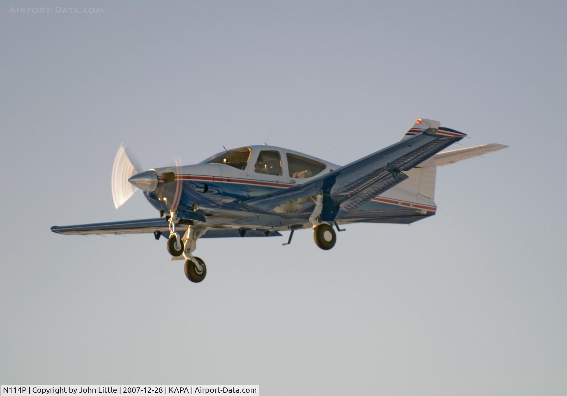 N114P, 1976 Rockwell International 114 Commander C/N 14015, Approach to 17L