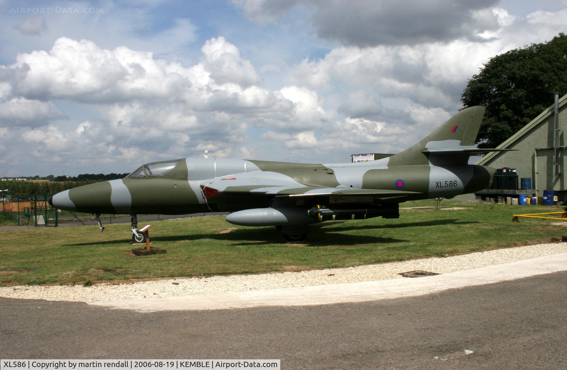 XL586, 1958 Hawker Hunter T.7 C/N 41H-693736, HUNTER