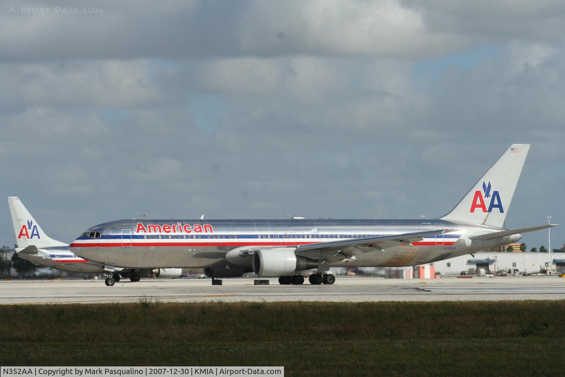 N352AA, 1988 Boeing 767-323ER C/N 24033, Boeing 767-300
